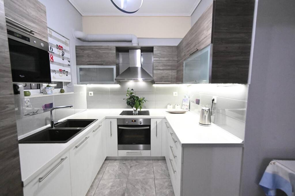Lili'S Apartment Елефсина Екстериор снимка
