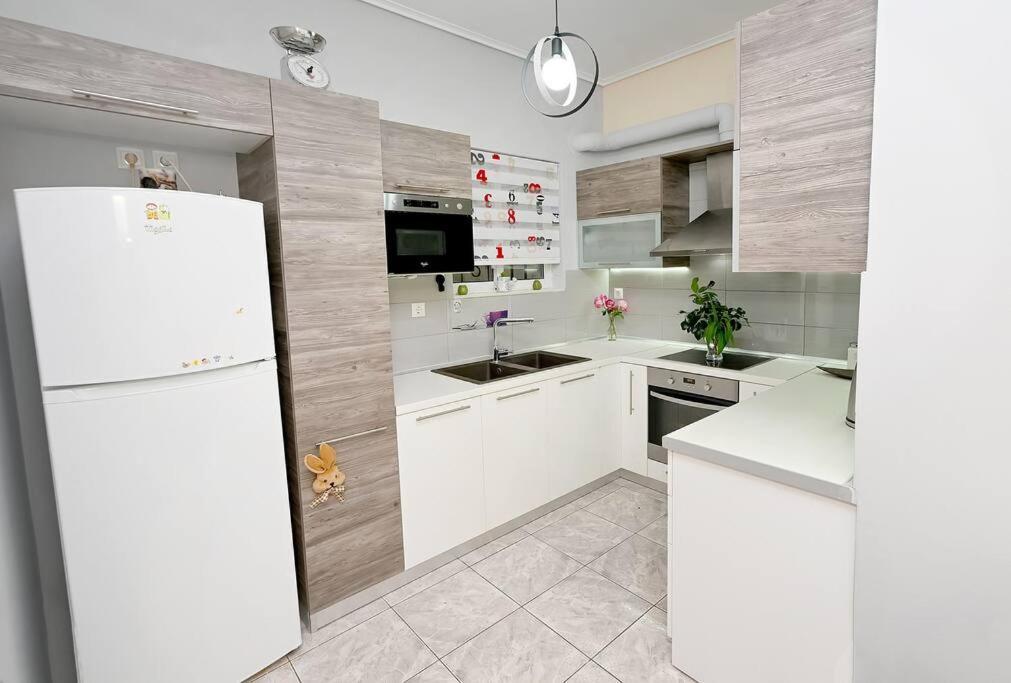 Lili'S Apartment Елефсина Екстериор снимка