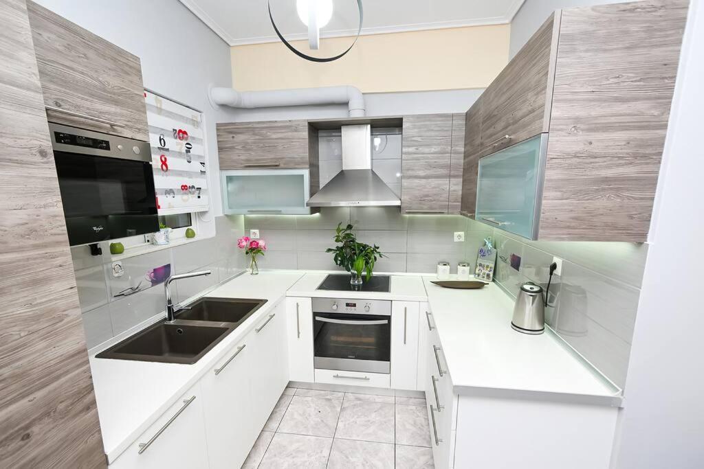 Lili'S Apartment Елефсина Екстериор снимка